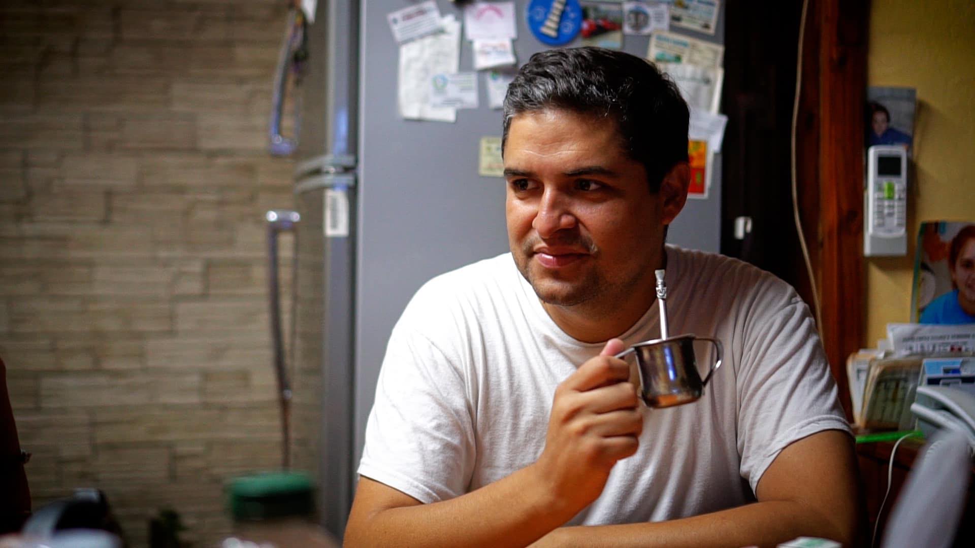Nacho Palacios conversando y compartiendo un mate